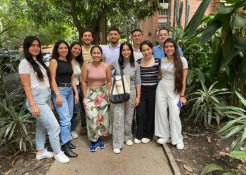 Aspire Institute Chief of Staff meets Aspire Leaders Program alumni and learners in Colombia.