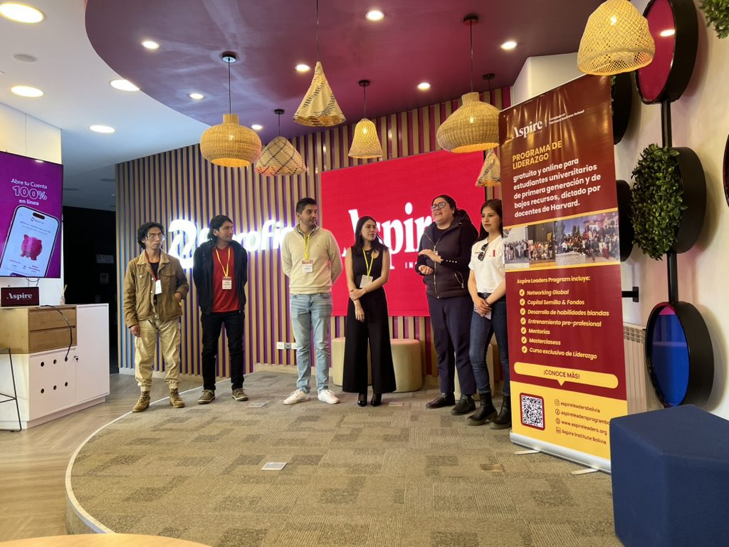 Bruna Romero and volunteers in La Paz